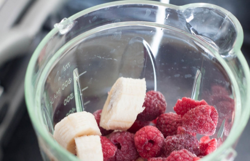 1. Этап. Кефир с малиной: 2. К орехам добавим малину и банан. Взбиваем до однородности, а затем понемногу вливаем кефир и перемешиваем. Наливаем кефир, пока густота напитка вас не удовлетворит.