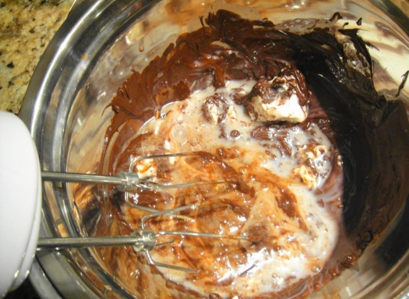 1. Этап. Шоколадный мусс без яиц: Добавьте кокосовое молоко и соевое, всыпьте кокосовую стружку. Всё хорошенько взбейте миксером.