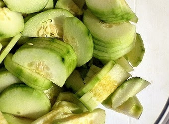 1. Этап. Салат из редиски и огурцов: Огурец попался с горьковатой кожицей, поэтому пришлось ее очистить. Нарезаем огурец для салата.