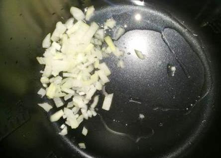 1. Этап. Солянка в мультиварке колбасная: 2. Лук очищаем и нарезаем кубиками. Мультиварку ставим в режим «Жарка», добавляем растительное масло и выкладываем лук, обжариваем до золотистого цвета.