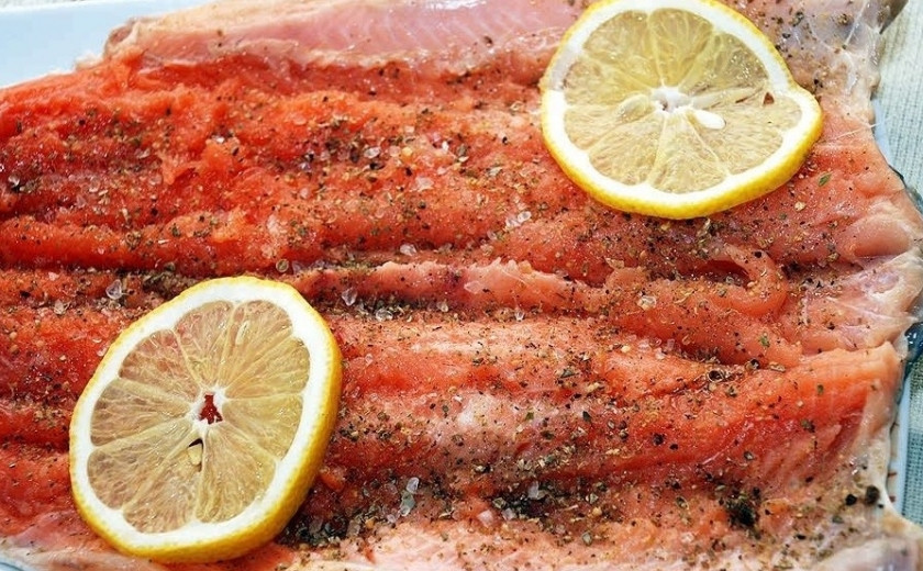 1. Этап. Форель, запеченная в духовке целиком: 3. Смешайте в ступке смесь перцев и соль (лучше морскую) и натрите по всей внутренней поверхности рыбу. Я люблю мариновать мясо лимонным соком и советую вам. Разрежьте лимон на дольки и натрите мясо, разложив лимон также по всей поверхности.