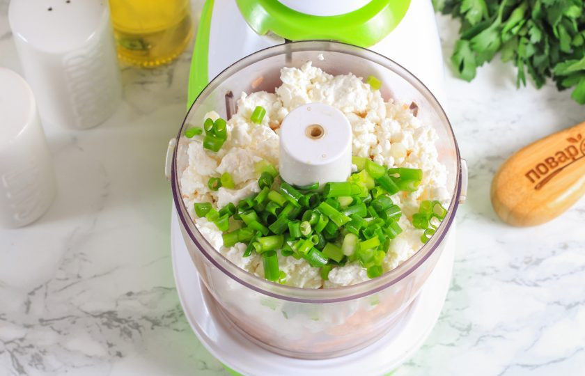 1. Этап. Мусс из копченого лосося: Нарежьте копченого лосося кусочками и выложите в чашу блендера или измельчителя. Добавьте творог и мелко нарезанный зеленый лук.