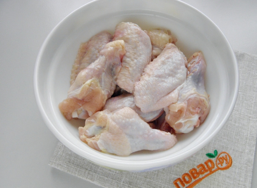 1. Этап. Острые крылышки к пиву: Крылышки разрежьте по суставу на две части. Крайнюю часть крыла, если имеется, лучше обрезать, она пригорает, да и мяса в ней почти нет.