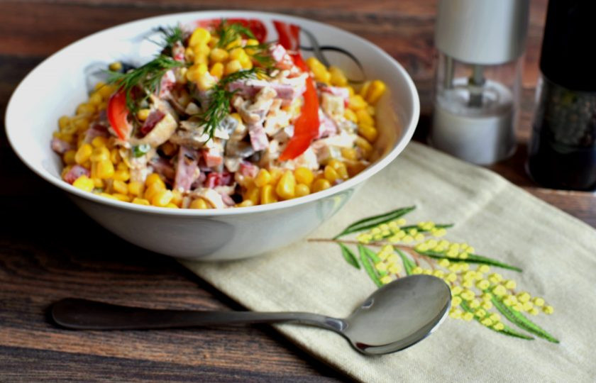 1. Этап. Блинный салат с колбасой: Салат можно подавать сразу, а можно дать ему немного настояться в прохладном месте.