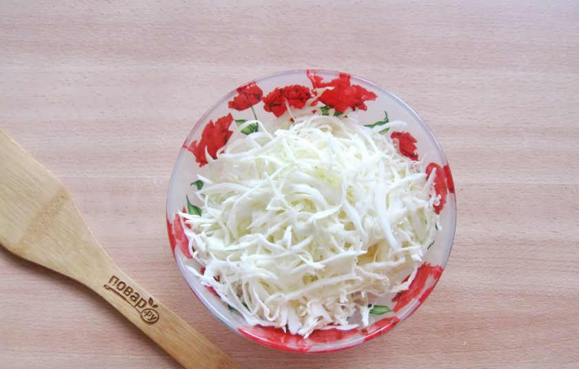 1. Этап. Капустный салат по-немецки: Капусту нашинкуйте тонкой соломкой.