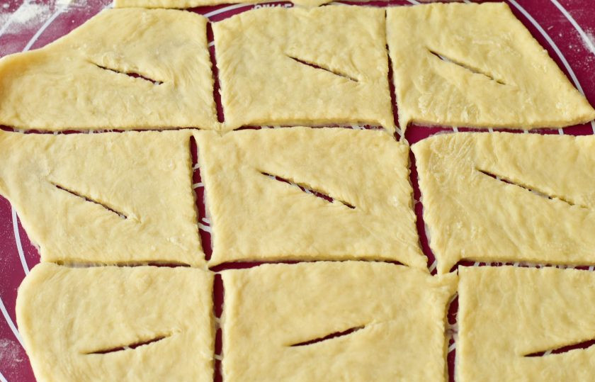 1. Этап. Хворост на минералке: Вырежьте прямоугольники, в центре сделайте надрезы.