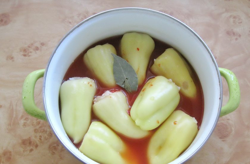 1. Этап. Фаршированный перец с курицей и капустой: Добавьте томатную пасту, соль, сахар, лавровый лист и 250 мл воды.