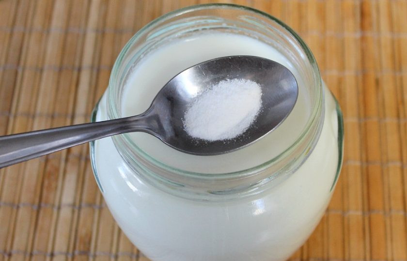 1. Этап. Творог из магазинного молока: Молоко уже пастеризовано, поэтому, разогреваем его до температуры 36-38 градусов, добавляем закваску и перемешиваем. Оставляем на 8-12 часов в теплом месте.