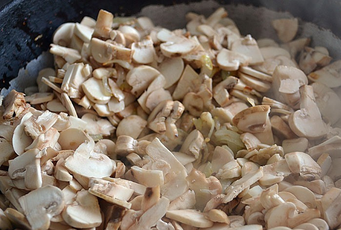 1. Этап. Лоранский пирог с курицей и грибами: Затем разогреваем в сковороде немного растительного масла и обжариваем на нем измельченный лук и нарезанные грибы.