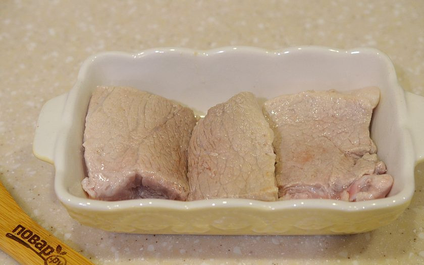 1. Этап. Свинина с грибами под шубой: 2. Слегка обжарьте мясо на сковороде и выложите в жаропрочную форму.