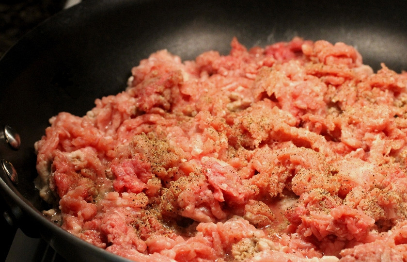 1. Этап. Томатно-мясной соус: Томатный соус томим на небольшом огне, а в это время в другой сковородке обжариваем на среднем огне подсоленный и поперченный фарш.