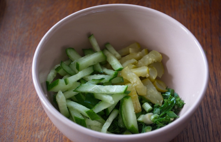 1. Этап. Салат с мясом и огурцом: Курицу отварить в подсоленной воде. Я беру мясо с ноги. Оно вкуснее в салатах и сочнее. Огурцы перекладывае в салатник.