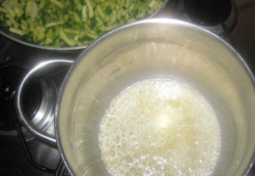 1. Этап. Лазанья из кабачков: Растопите масло.