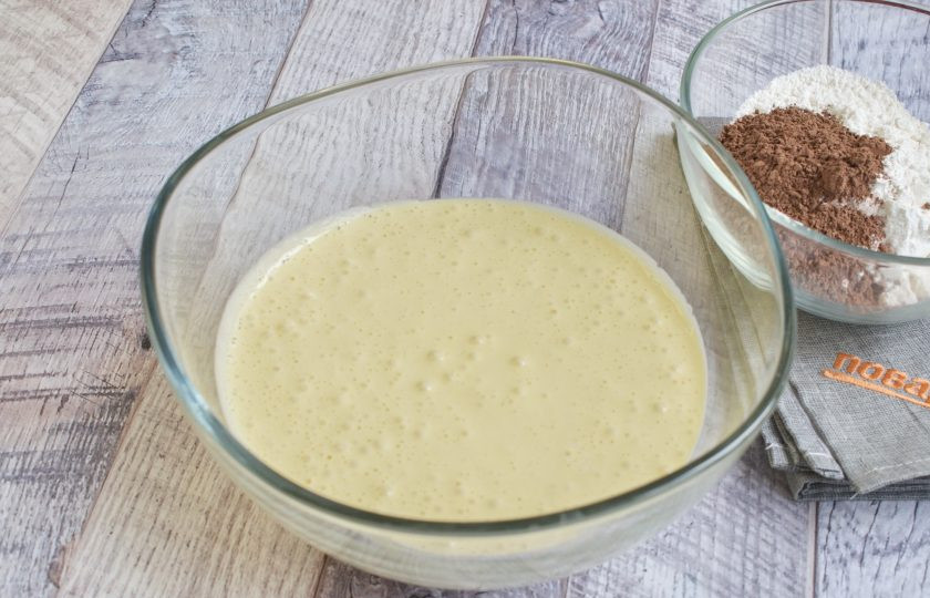 1. Этап. Шоколадные капкейки: 2. Яйца взбейте с сахаром и ванилином в устойчивую крепкую пену, в течение 5-7 минут. Продолжая взбивать, тонкой струйкой влейте оливковое масло.