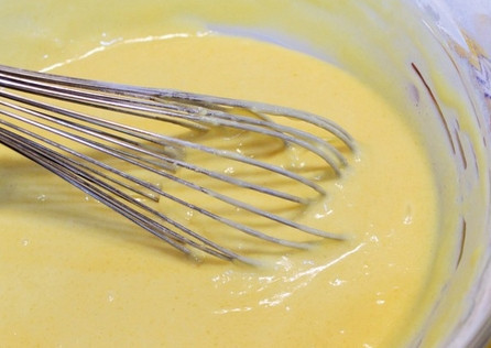 1. Этап. Мини-тортики из мастики: 1. Для приготовления теста взбейте в глубокой мисочке яйца с сахаром и сгущенкой. Добавьте сметану, просеянную муку с разрыхлителем. Взбейте все до однородности.