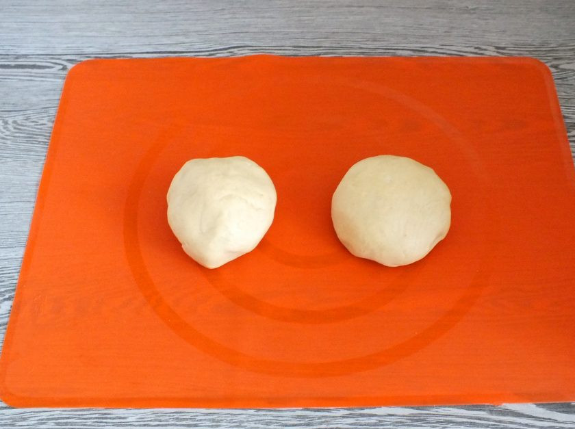 1. Этап. Мантапур: Достаньте тесто из холодильника. Разделите на две равные части.