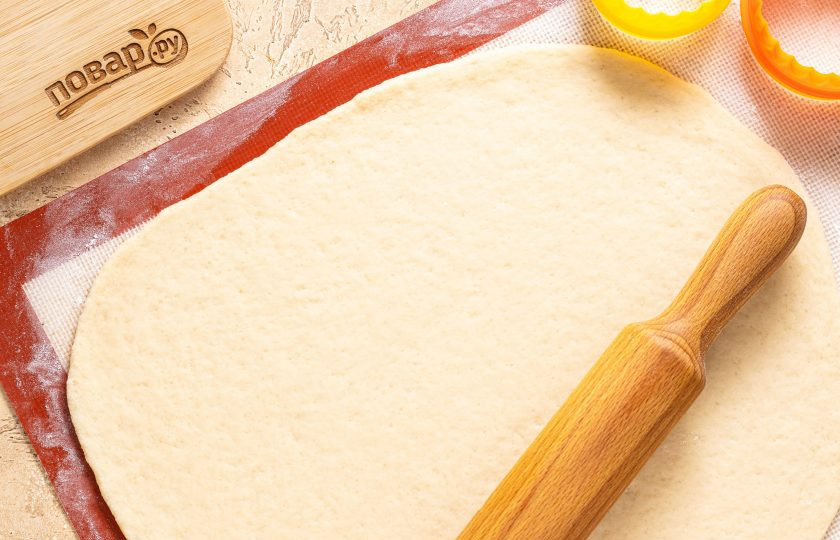 1. Этап. Печенье Mинутка без маргарина: Раскатайте тесто в пласт толщиной около 5 мм.