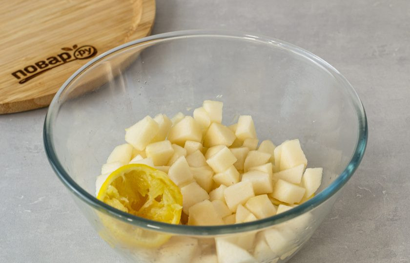 1. Этап. Варенье из груши с маком и ванилью: Переложите груши в глубокую миску, полейте лимонным соком. Аккуратно перемешайте.