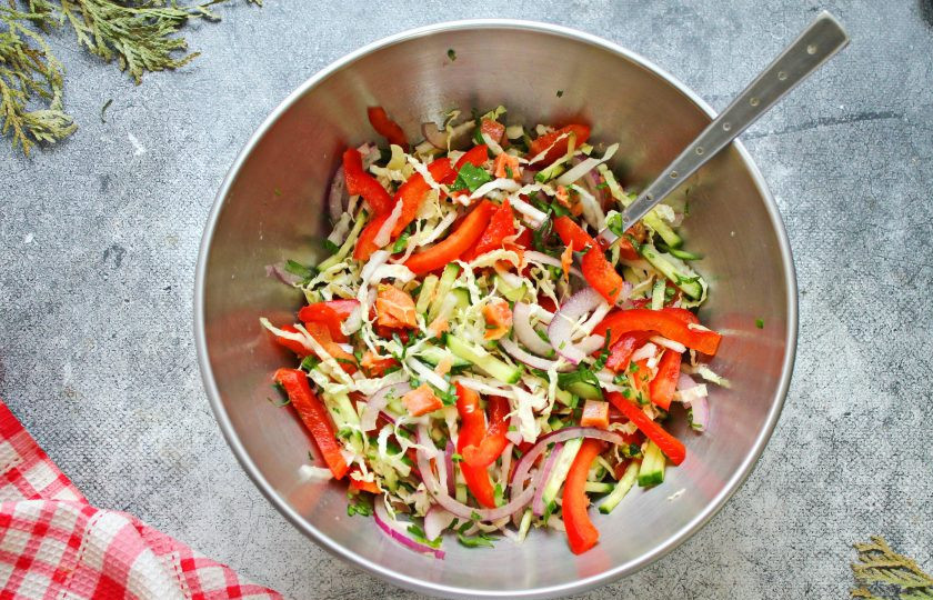 1. Этап. Салат с семгой и перцем: Салат посолите, поперчите, заправьте растительным маслом и перемешайте. Разложите салат с семгой и перцем по порционным салатникам и подавайте к столу.