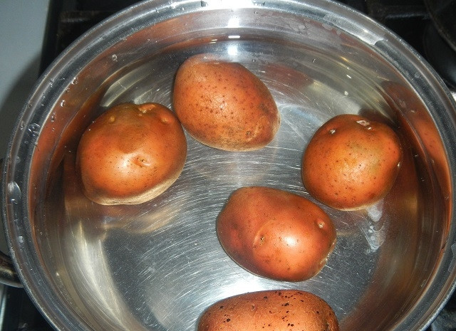 1. Этап. Картофель, запеченный с фаршем: Картошку хорошенько помойте и отварите в мундирах (для среднего размера — около 20 минут).
