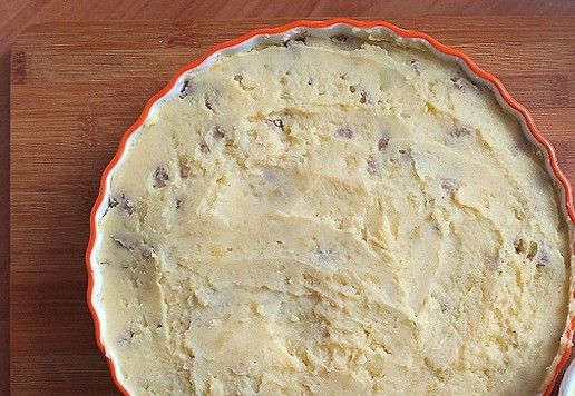 1. Этап. Суздальский яблочник: 4 слой: картофельное пюре Готовим опять смесь из молока и яйца, не солим.