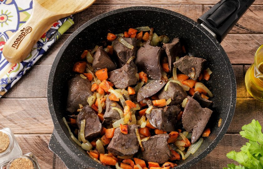 1. Этап. Печеночный паштет из свиной печени: Добавьте печень и перемешайте.