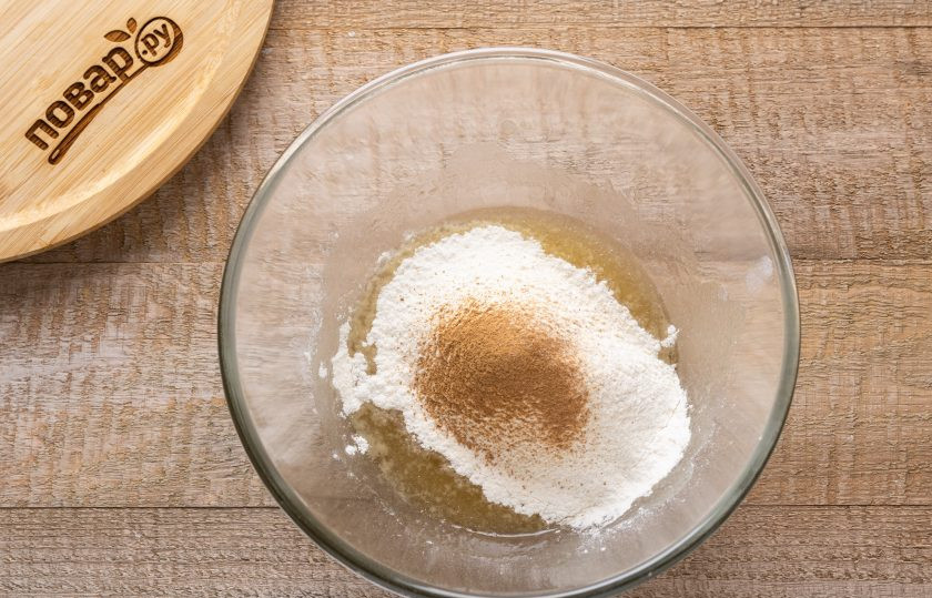 1. Этап. Постное медовое печенье без яиц: Затем просейте в миску половину муки и молотую корицу.