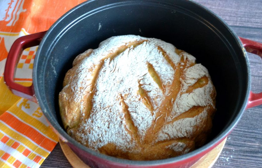 1. Этап. Кукурузный хлеб на дрожжах: Через 30 минут удалите бумагу (можно и не удалять, тогда пропустите этот шаг) и выпекайте еще 30 минут при том же температурном режиме 230 градусов.