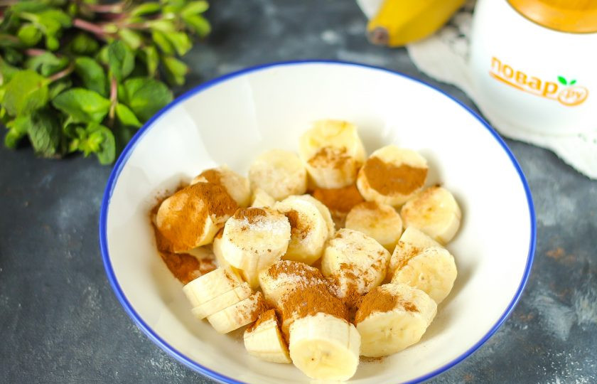 1. Этап. Домашняя банановая карамель с корицей: Бананы очистите от кожуры и нарежьте на части. Выложите в глубокую емкость и всыпьте ванильный сахар и молотую корицу. Помните вилкой в пюре.