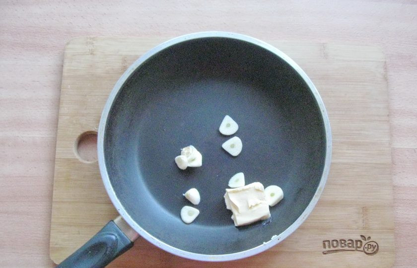 1. Этап. Паста с бужениной: Добавьте нарезанный зубчик чеснока.