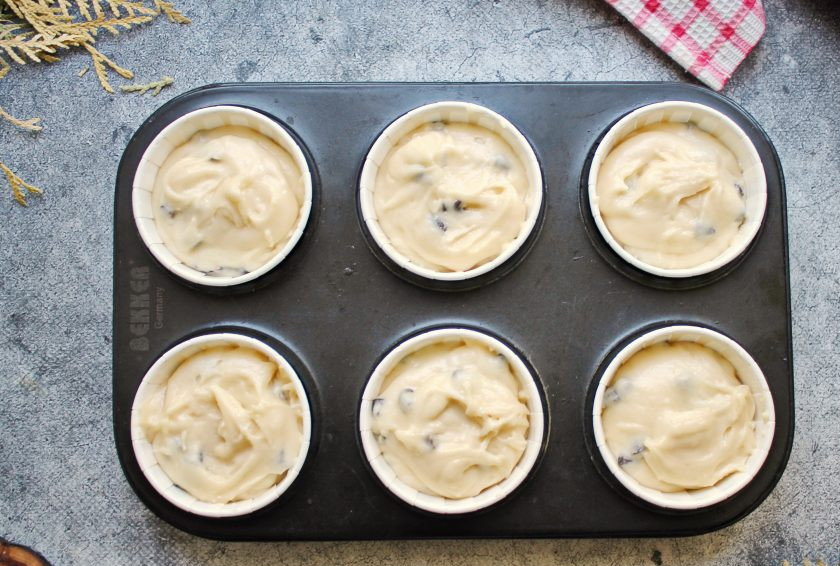 1. Этап. Кексы Нежность: Разложите тесто в бумажные формочки на 2/3 высоты.