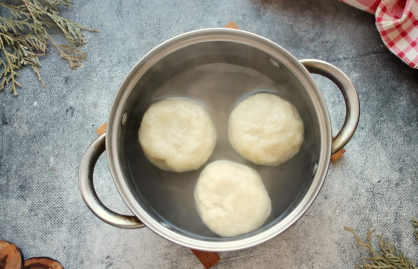 1. Этап. Кропкакор: В кастрюлю налейте воду, посолите, добавьте сливочное масло и доведите до кипения на среднем огне. Выложите в кастрюлю кропкакор и варите при медленном кипении в течение 5-7 минут, до готовности. Кропкакор должен всплыть и остаться целым. Учтите, что шарики увеличиваются как пельмени и, вариться должны свободно плавая, поэтому лучше всего делать это частями или в большой кастрюле. Готовые шарики кропкакора достаньте шумовкой и сразу подавайте к столу.