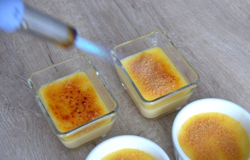 1. Этап. Суфле Крем-брюле: Если есть газовая горелка, то на минимальном горении слегка карамелизируйте корочку. Если газовой горелки нет, то можно быстро подрумянить в духовке под грилем. Старайтесь не перегреть суфле, чтобы сохранить структуру.