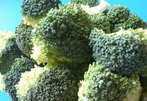 1. Этап. Елка из овощей и тунца: Промойте брокколи, отрежьте у нее соцветия. Выложите брокколи в кипящую воду. При желании воду можно подсолить по вкусу. Убавьте огонь до среднего. Время приготовления зависит от того, какую капусту вы хотите получить: хрустящая брокколи — 1,5–2 минуты варки; слегка хрустящая брокколи — 3–4 минуты, слейте воду и отложите в сторону.