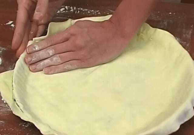 1. Этап. Пирог со щавелем от Юлии Высоцкой: Один пласт теста раскатайте и уложите в форму для выпечки. Смажьте его сверху оливковым маслом.