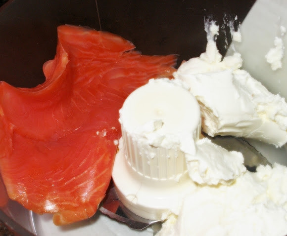 1. Этап. Паштет из лосося: 1. В блендер выложите нарезанное на кусочки филе лосося, сыр, влейте лимонный сок и поперчите.