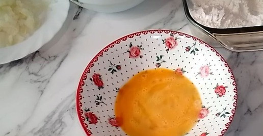 1. Этап. Куриный шницель в чипсах с грибным соусом: При помощи вилки взбейте яйцо.