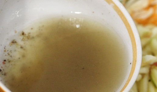 1. Этап. Капустно-морковный салат с яблоком: Влить заправку и хорошенько всё перемешать.