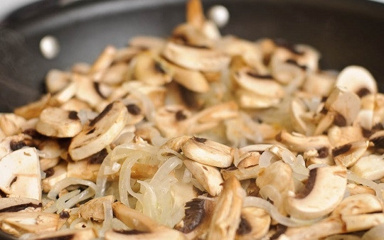 1. Этап. Жульен: 4. Выложите грибы и жарьте на среднем огне, помешивая.