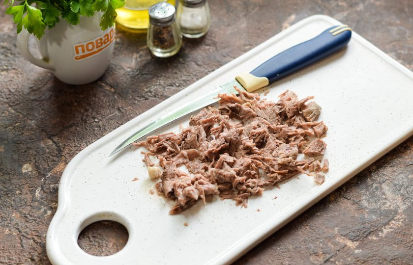 1. Этап. Мексиканский салат с говядиной: Говядину заранее отварите до готовности, после нарежьте мясо небольшими кусочками или разберите на волокна.