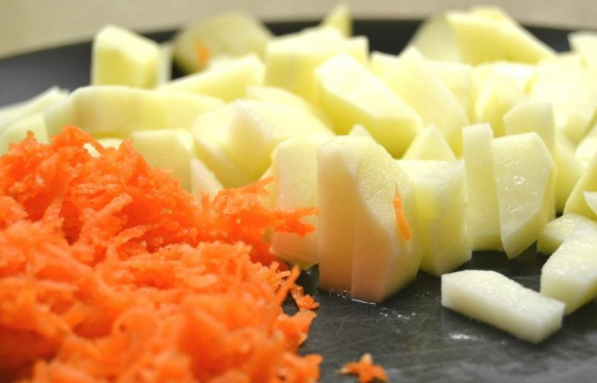 1. Этап. Очень простой гороховый суп: 4. Помойте и почистите морковь и картофель. Натрите морковь на мелкой терке, порежьте небольшими кусочками картофель.