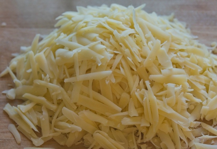 1. Этап. Гренки с сыром: 1. Духовку разогрейте до 180 градусов. Натрите сыр на крупной терке.