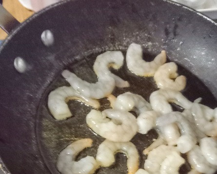 1. Этап. Тайский салат с креветками и манго: Готовим сырые креветки согласно инструкции. Жарим на сковороде в кунжутном масле на сильном огне минуты 2. Затем выключить огонь и, переворачивая креветки в течение минуты, довести их до бледно-розового окраса