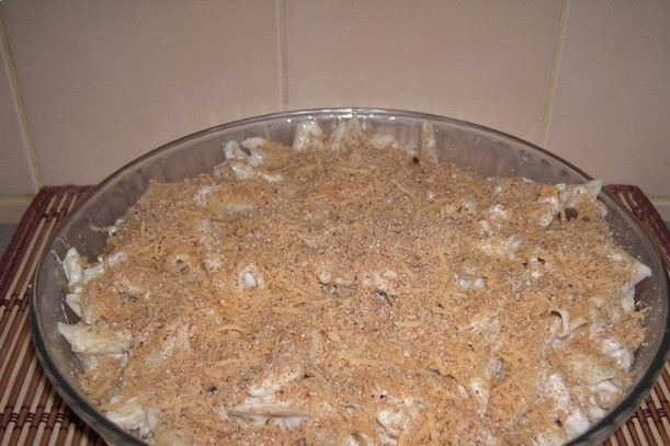 1. Этап. Макароны со свининой в духовке: Выкладываем макароны с мясом в форму для запекания, предварительно смазанную маслом. Посыпаем их смесью из сыра и сухарей.