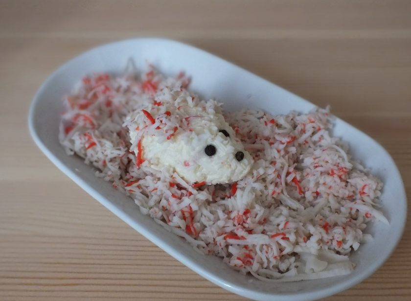 1. Этап. Закуска новогодняя Мышки с крабовыми палочками: Сформируйте 