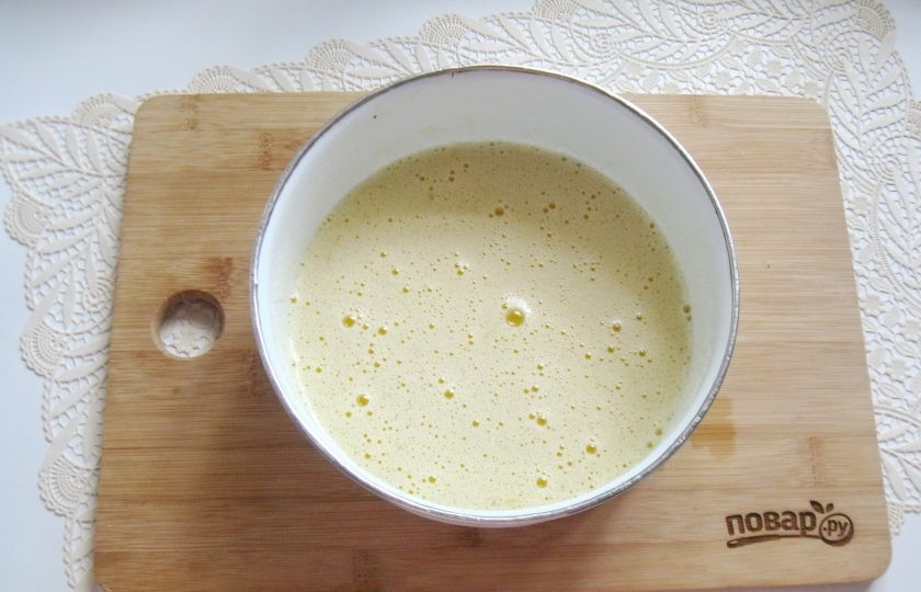 1. Этап. Сметанный торт с медовыми коржами: Тщательно разотрите или взбейте яйца с сахаром.