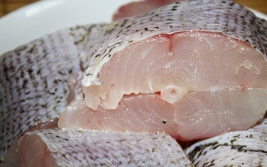 1. Этап. Щука в духовке с картофелем и майонезом: Чистим щуку, отрезаем у нее голову и плавники. Тщательно моем и нарезаем тушку щуки на небольшие кусочки (3-4 см). Посыпаем смесью соли, перца и кориандра каждый кусочек. Вместо специй можно использовать уже готовую приправу для рыбы, только посмотрите состав, нет ли там соли.