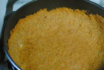 1. Этап. Лаймовый чизкейк: Затем тесто из крошки выкладываем в форму для выпекания и делаем бортики в три сантиметра. Далее основу ставим выпекаться в предварительно разогретую до 180 градусов духовку на 8 минут. Основа должна приобрести золотистый оттенок.