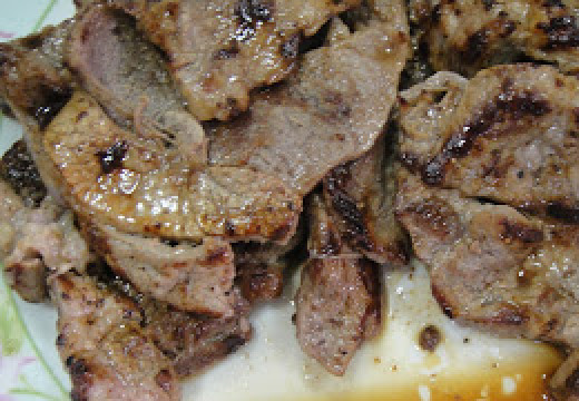 1. Этап. Американский салат со стейком: Мясо порежьте на кусочки и обжарьте с каждой стороны по три- пять минут. Выложите на тарелку, накройте фольгой. Пусть отдохнет.