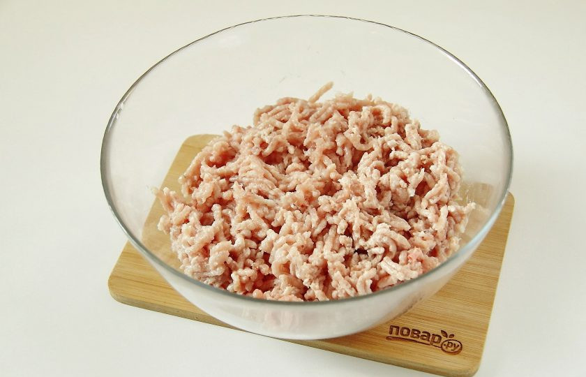 1. Этап. Котлеты из индейки с творогом: Прокрутите мясо через мясорубку.